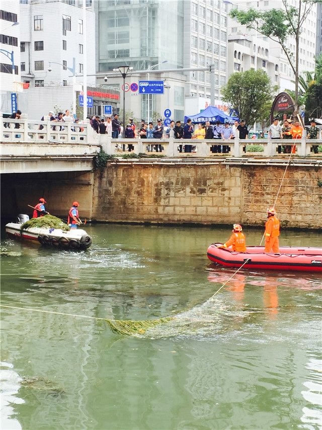 昆明救人小伙遗体找到 轻生女向他母跪地道歉