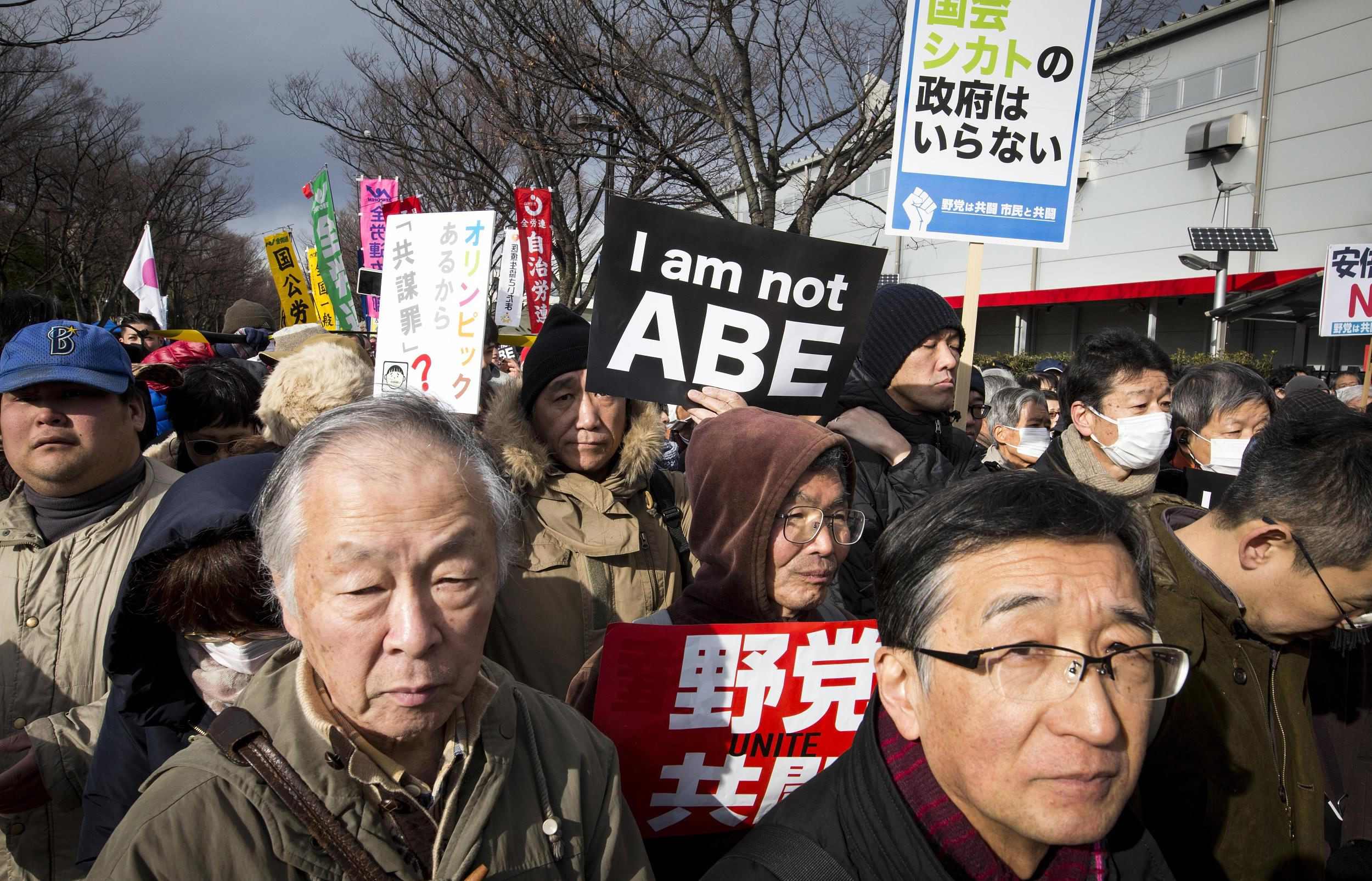 日本8000民众抗议新反恐法案 要求安倍辞职