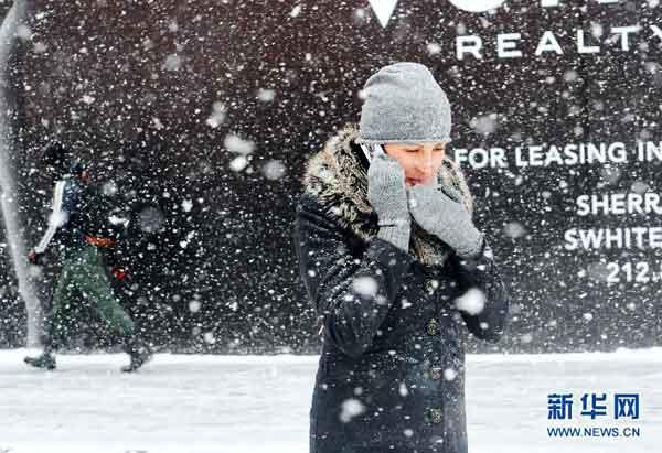 美国暴风雪导致高速公路封闭