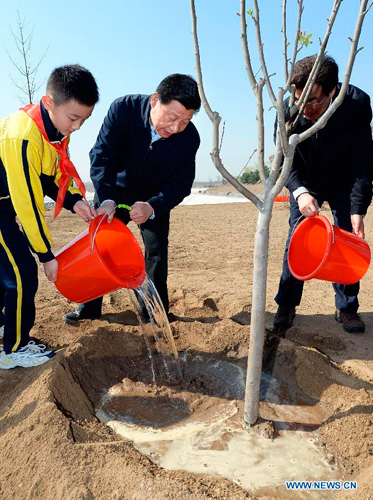 习近平义务植树照片