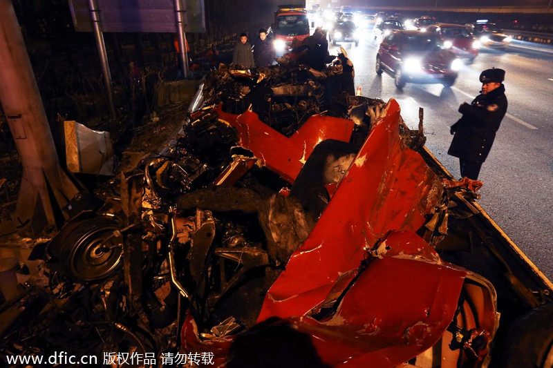 北京机场高速一法拉利发生车祸一死两伤