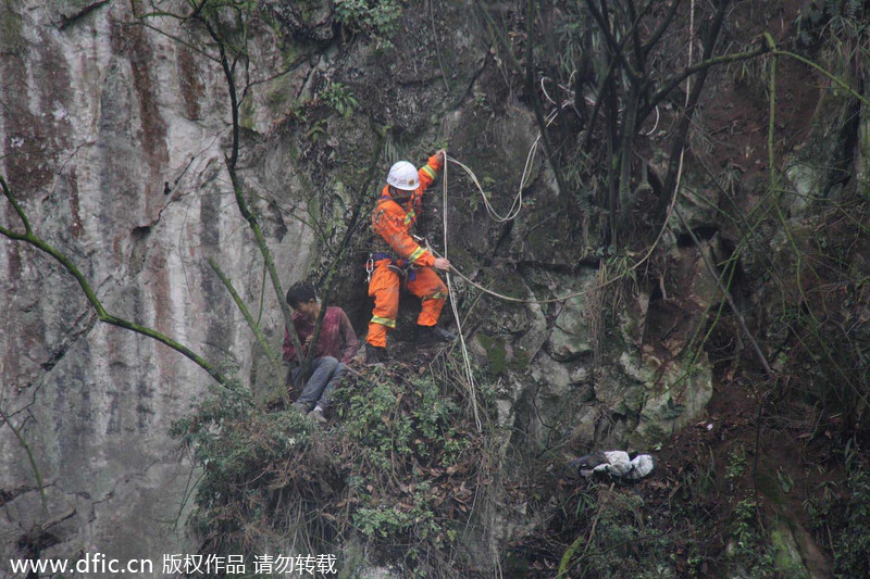 贵州福泉男子被困悬崖3天后获救