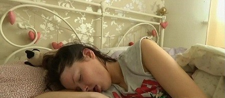 现实版睡美人：嗜睡症？英女子每天睡22小时