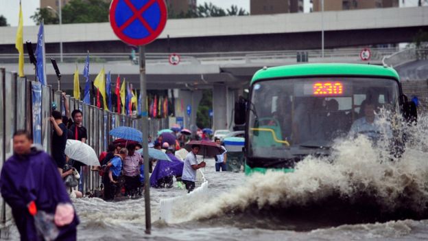 中国洪灾：武汉再发暴雨红色预警