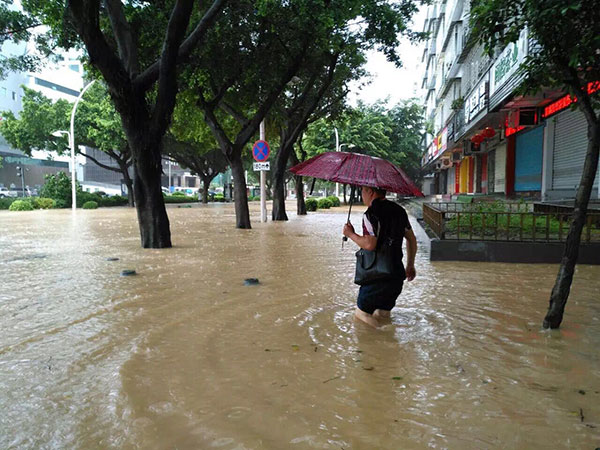 英语新闻：台风“鲇鱼”登陆福建