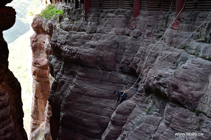 五一小长假迎旅游高峰 “蜘蛛侠”们更忙了