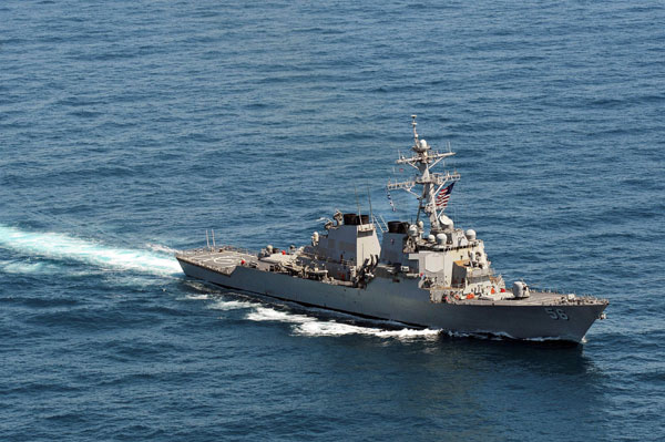 美国驱逐舰与新加坡商船相撞10人失踪