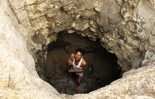 印度一男子徒手挖井40天，只为爱妻能喝到水