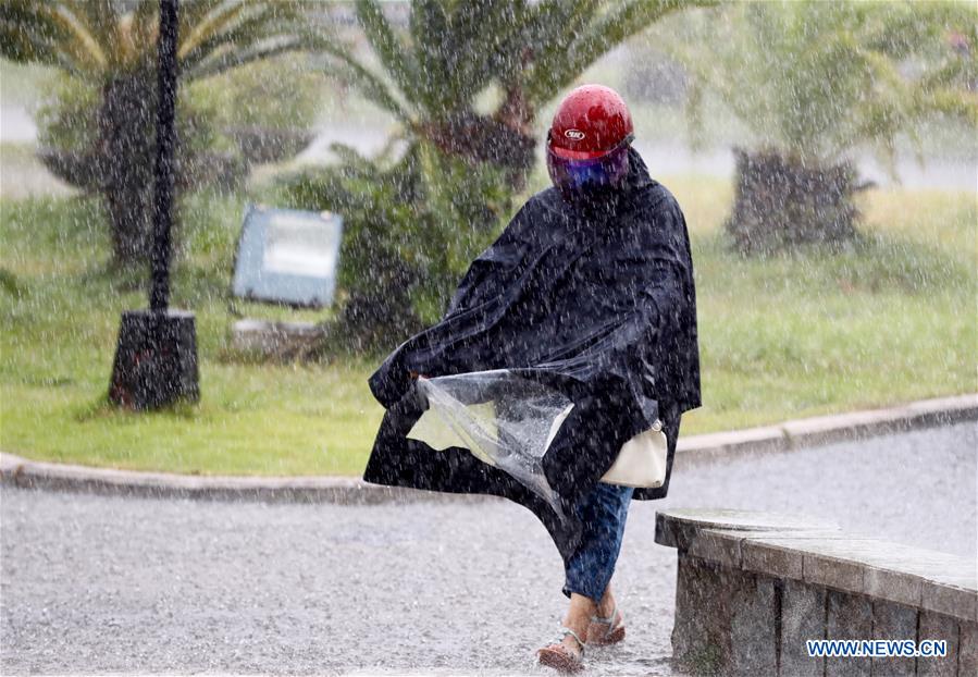 中国南部多地遭暴雨袭击