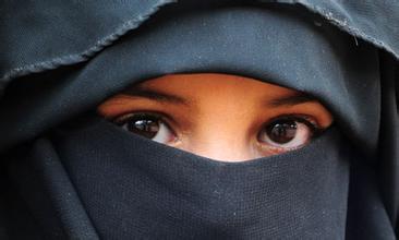 一女子丢弃传统服饰抗议ISIS