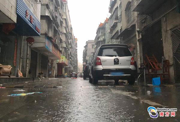 台风“妮妲”登陆深圳带来暴雨和强风