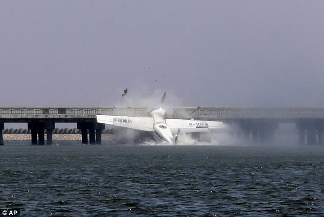 上海一水上飞机首航时撞桥 机上10人5人身亡