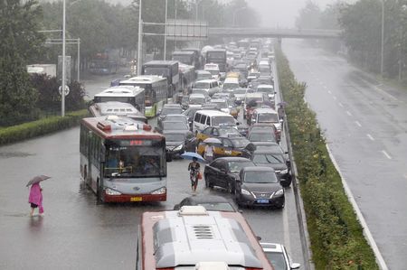 中国暴雨造成至少24人死亡 紧急疏散数百万人