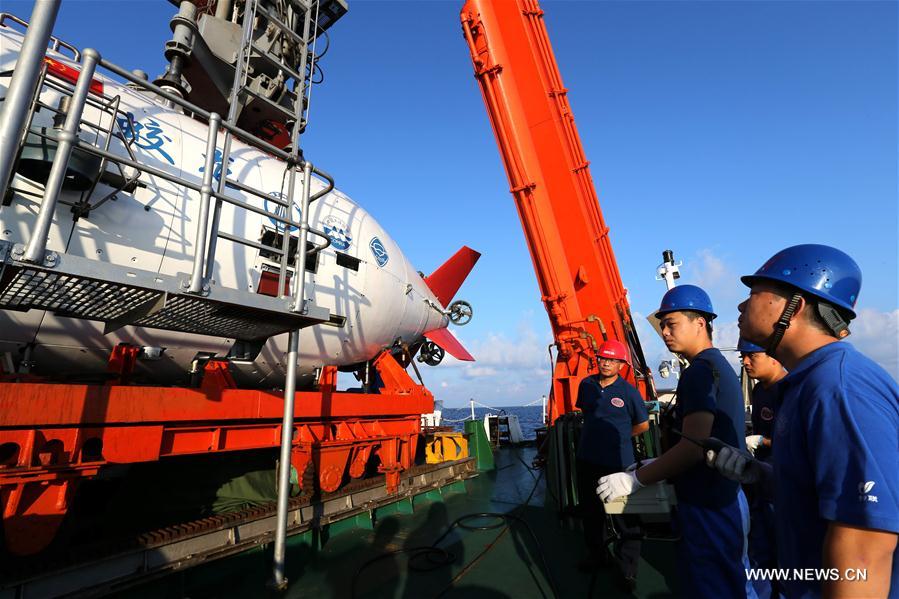 蛟龙号潜水器中国南海进行潜水