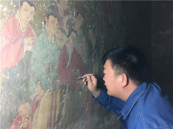 A third-generation restorer preserves Dunhuang frescoes