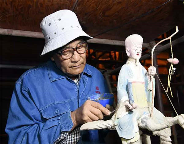 A third-generation restorer preserves Dunhuang frescoes