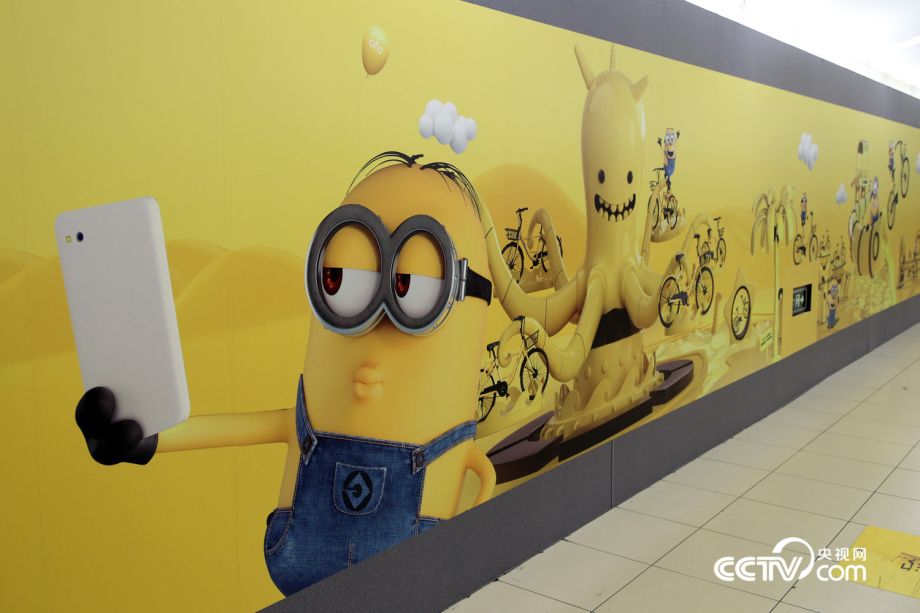 Giant minion Ofo ad dominates Beijing subway station