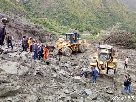 四川茂县山体垮塌 40余户100余人被掩埋