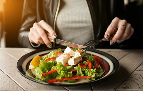 信吗？约会影响食量！和美女一起用餐你会吃得更少更健康