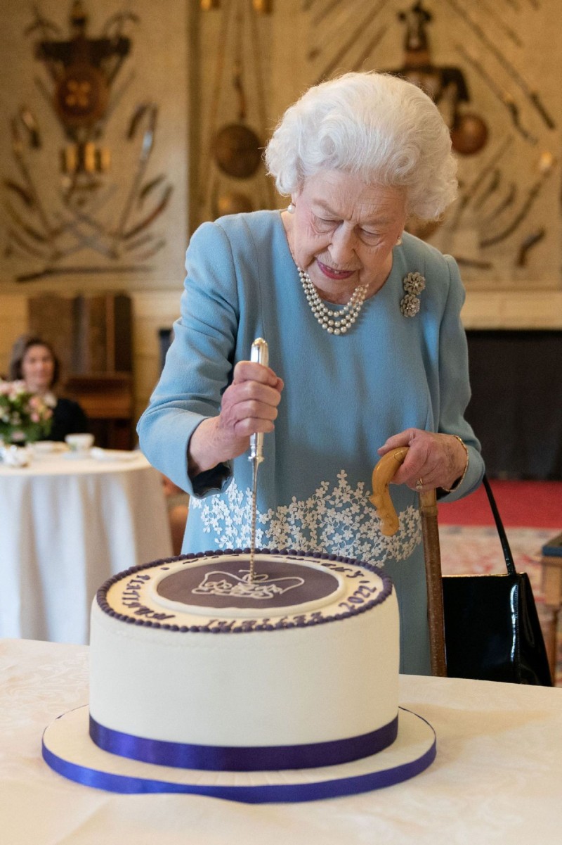 英国女王新冠阳性，英国将解除防疫措施与病毒共存