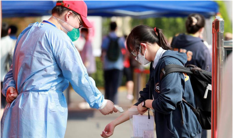 上海酷暑约5万人参加高考